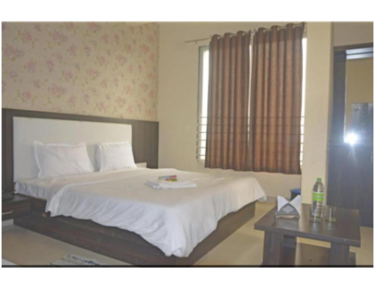 Hotel Fun N Food , Mandu Esterno foto