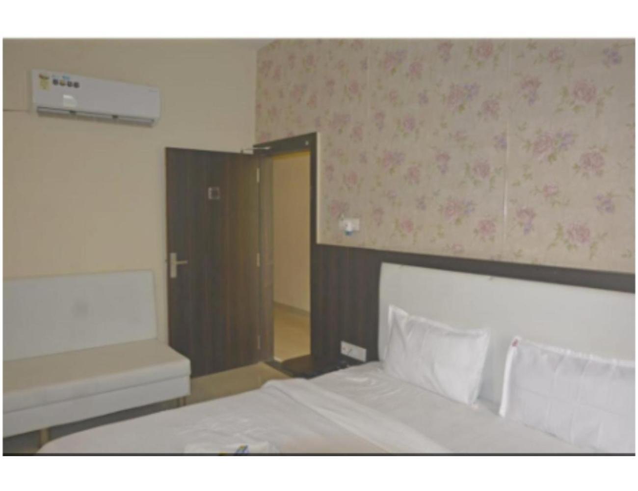 Hotel Fun N Food , Mandu Esterno foto
