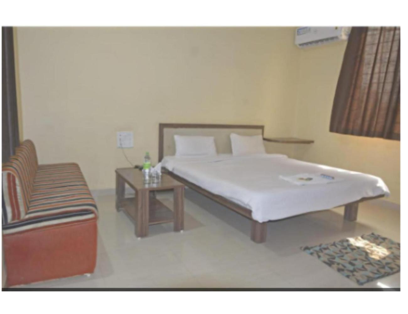 Hotel Fun N Food , Mandu Esterno foto